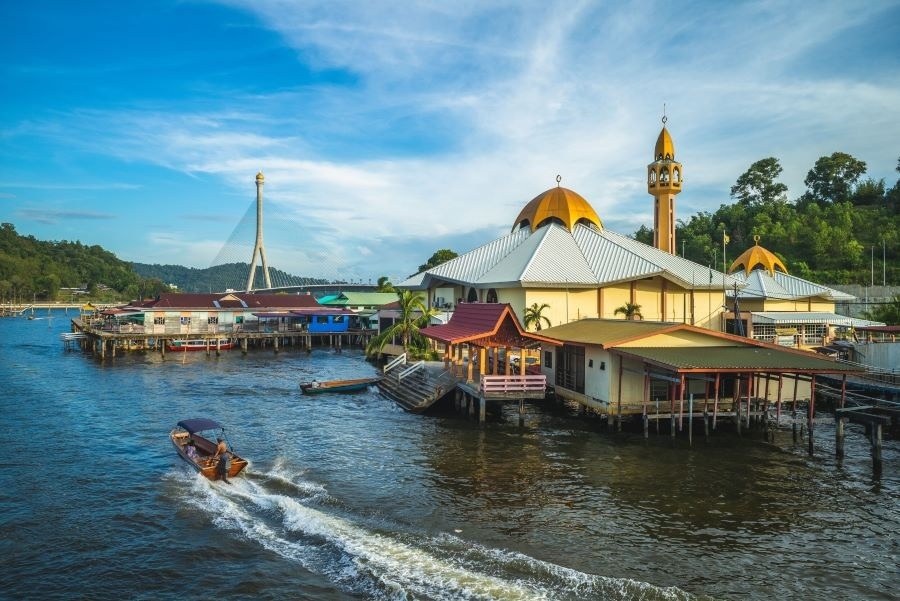 Kampong Ayer - famous floating village in Brunei with a "life expectancy" of more than 600 years