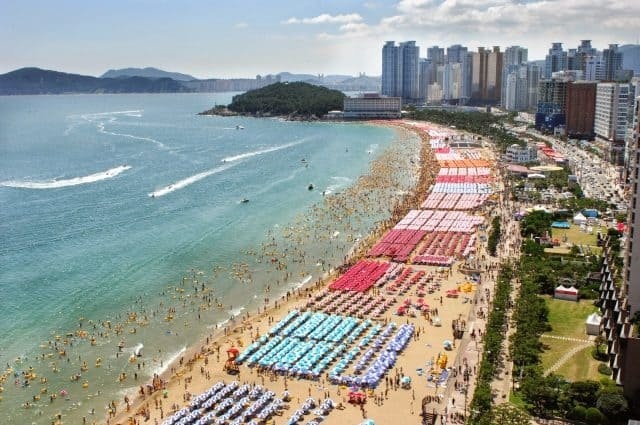 The beach in Busan attracts tourists (Photo: ST)