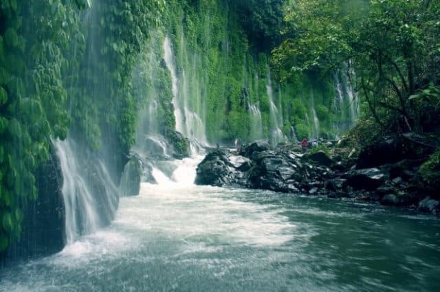 Beautiful waterfall in the middle of mountains and forests (Photo: ST)